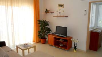 Superior-lejlighed - 2 soveværelser - balkon - havudsigt | Stue | Fladskærms-tv