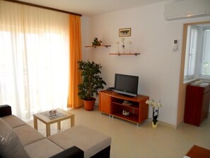 Superior Apartment, 2 Bedrooms, Balcony, Sea View | Living room