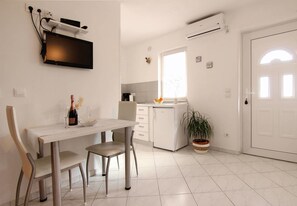 Appartement Confort, 1 chambre, terrasse | Cuisine privée | Réfrigérateur, micro-ondes, plaque de cuisson, lave-vaisselle