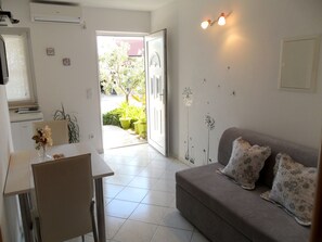 Leilighet – comfort, 1 soverom, terrasse | Oppholdsområde | Flatskjerm-TV