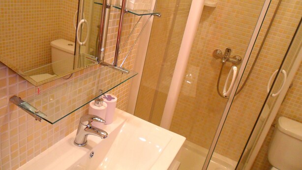 Superior Apartment, 2 Bedrooms, Balcony, Sea View | Bathroom - Apartments Pera (Hvar)