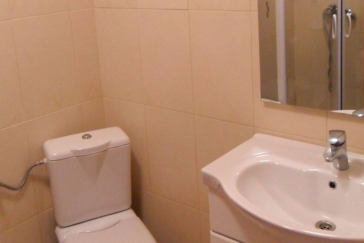 Double Room, 1 Double Bed | Bathroom | Shower, designer toiletries, hair dryer, slippers