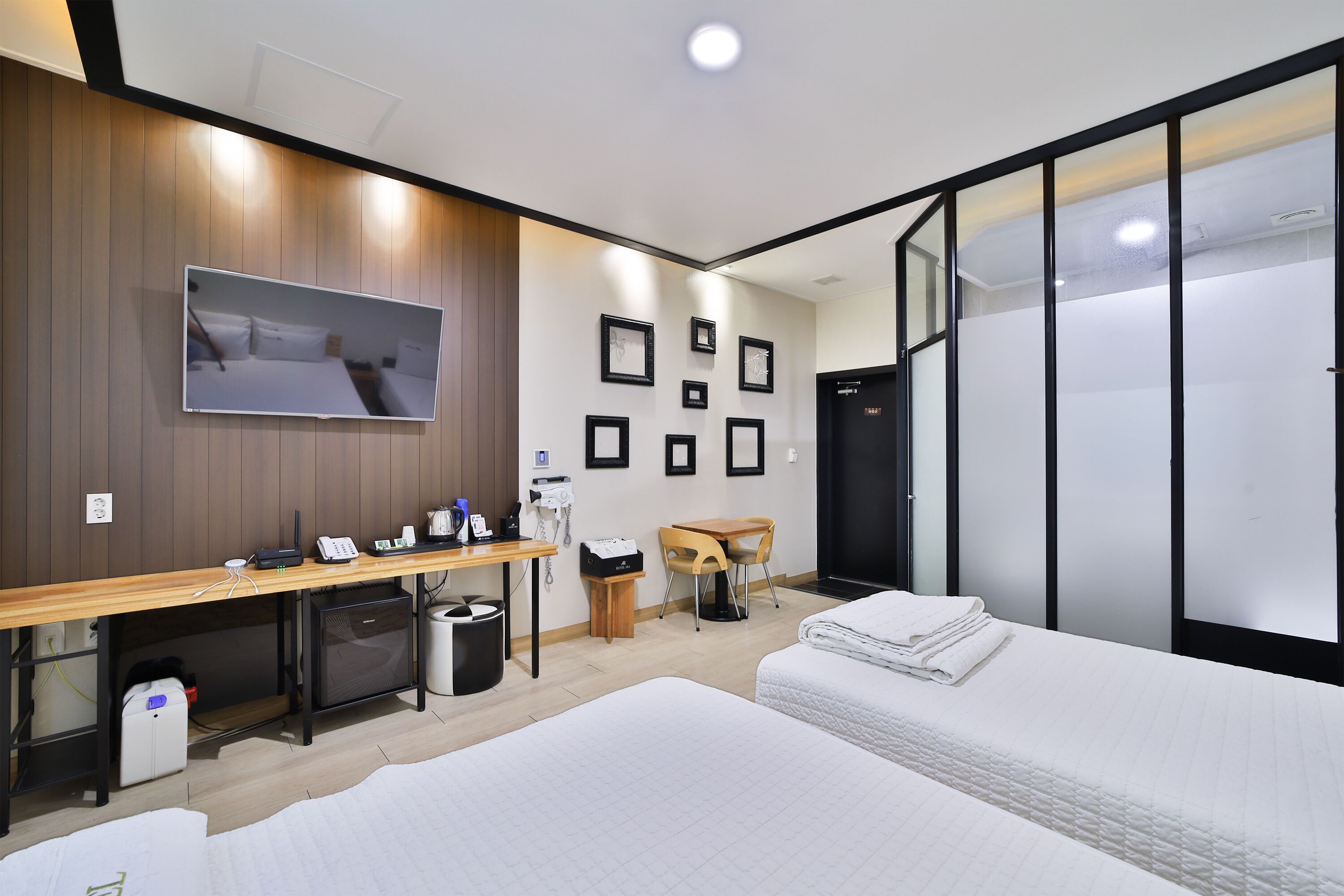 Family Twin Room | Premium bedding, individually decorated, desk, laptop workspace