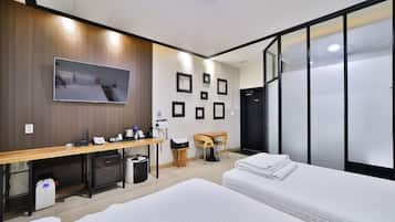 Chambre Familiale avec lits jumeaux | Literie de qualité supérieure, décoration personnalisée, bureau