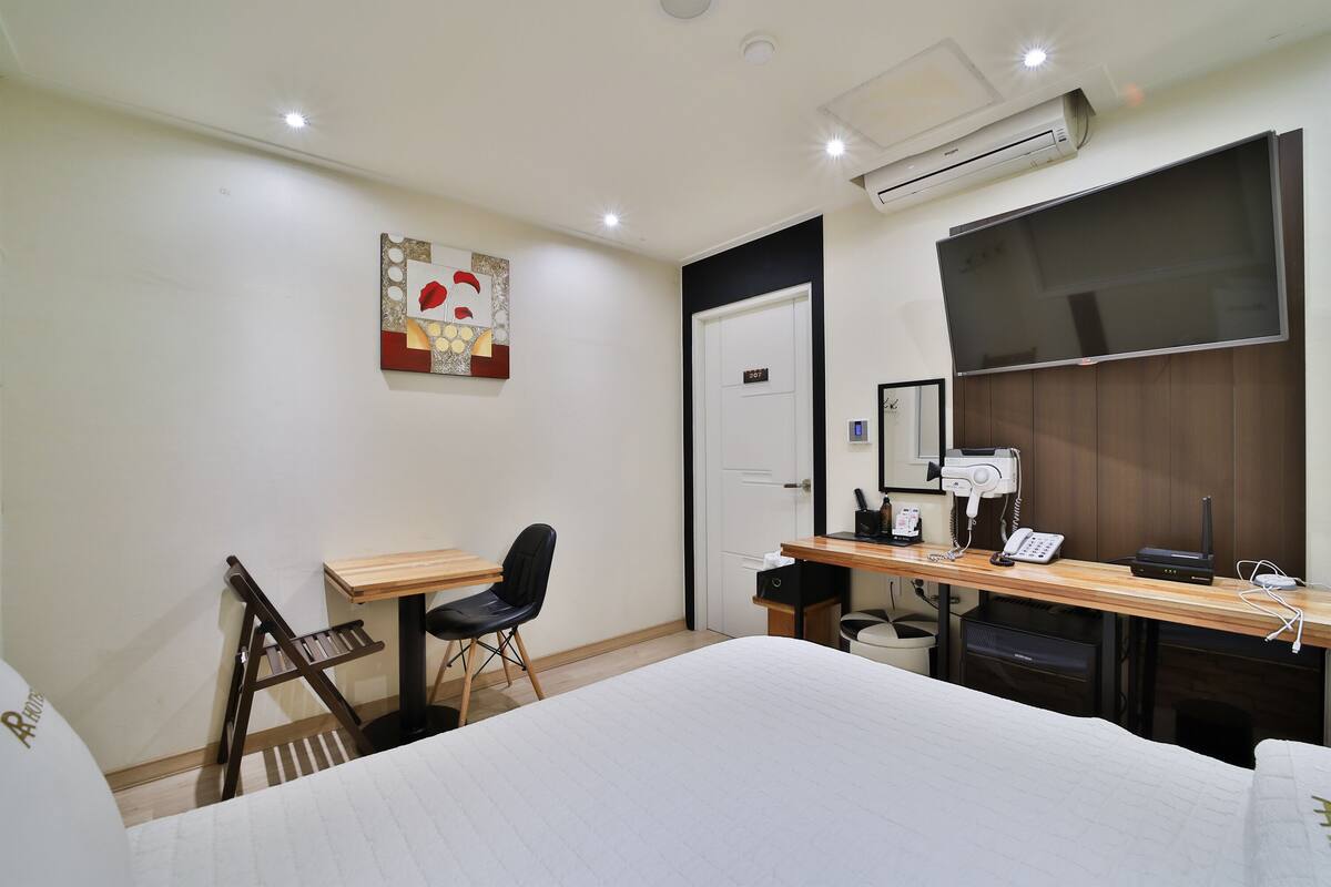 Economy Double Room | Premium bedding, individually decorated, desk, laptop workspace