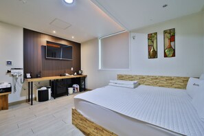 华丽双人房 | 高档床上用品、特色装修、办公桌、笔记本电脑工作区