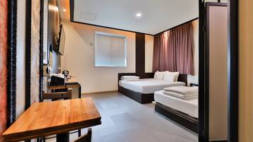 Tvåbäddsrum för familj | Sängtillbehör av högsta kvalitet, individuell inredning och skrivbord