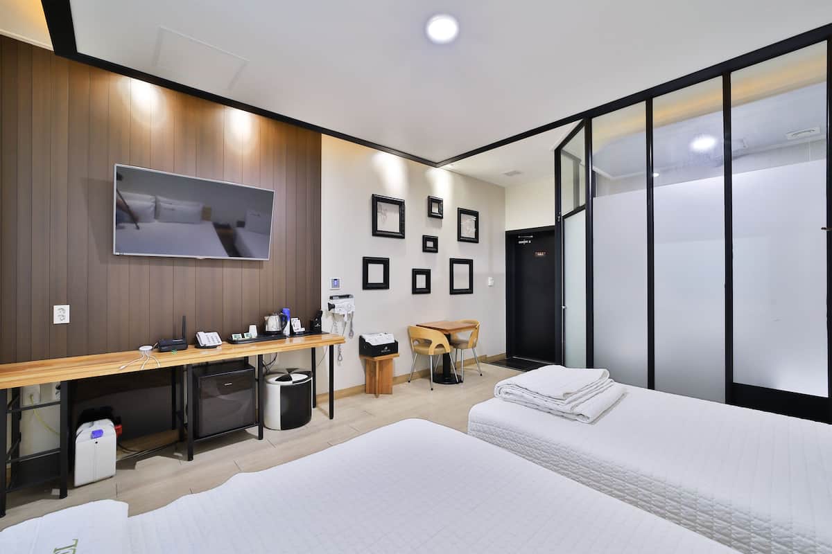 Family Twin Room | Premium bedding, individually decorated, desk, laptop workspace