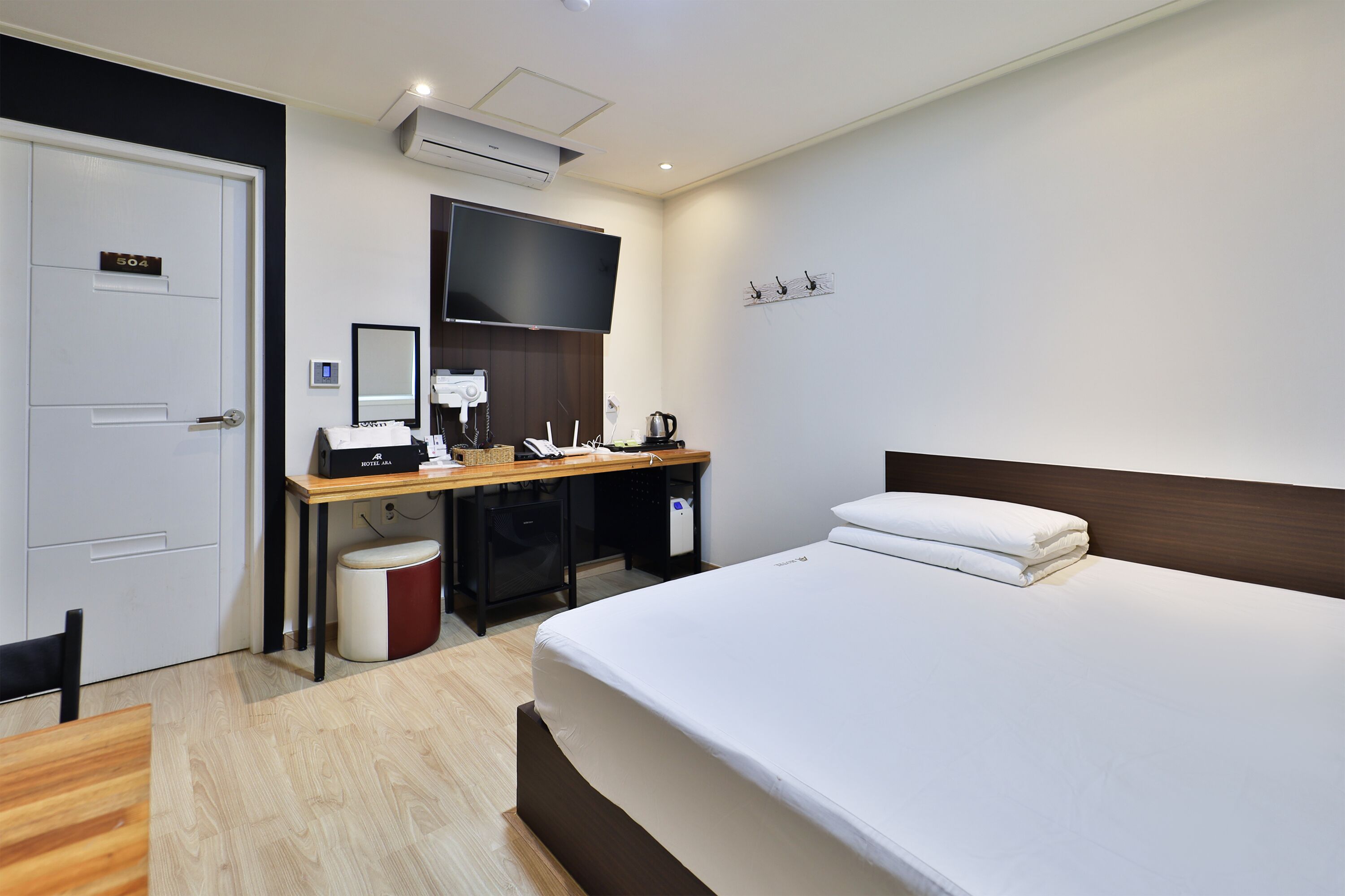 Standard dubbelrum | Sängtillbehör av högsta kvalitet, individuell inredning och skrivbord