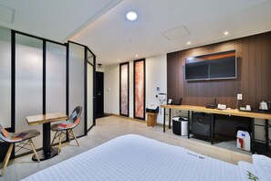 华丽双人房 | 高档床上用品、特色装修、办公桌、笔记本电脑工作区