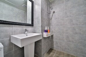 标准双人房 | 浴室 | 淋浴设施、免费洗浴用品、吹风机、浴袍