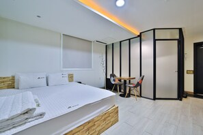 华丽双人房 | 高档床上用品、特色装修、办公桌、笔记本电脑工作区