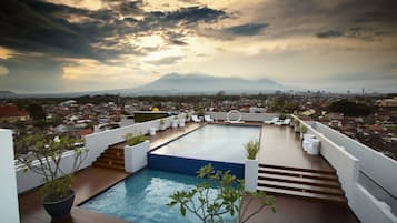Piscine extérieure, chaises longues