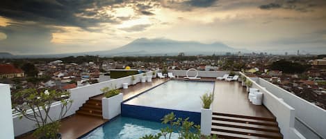Outdoor pool, sun loungers
