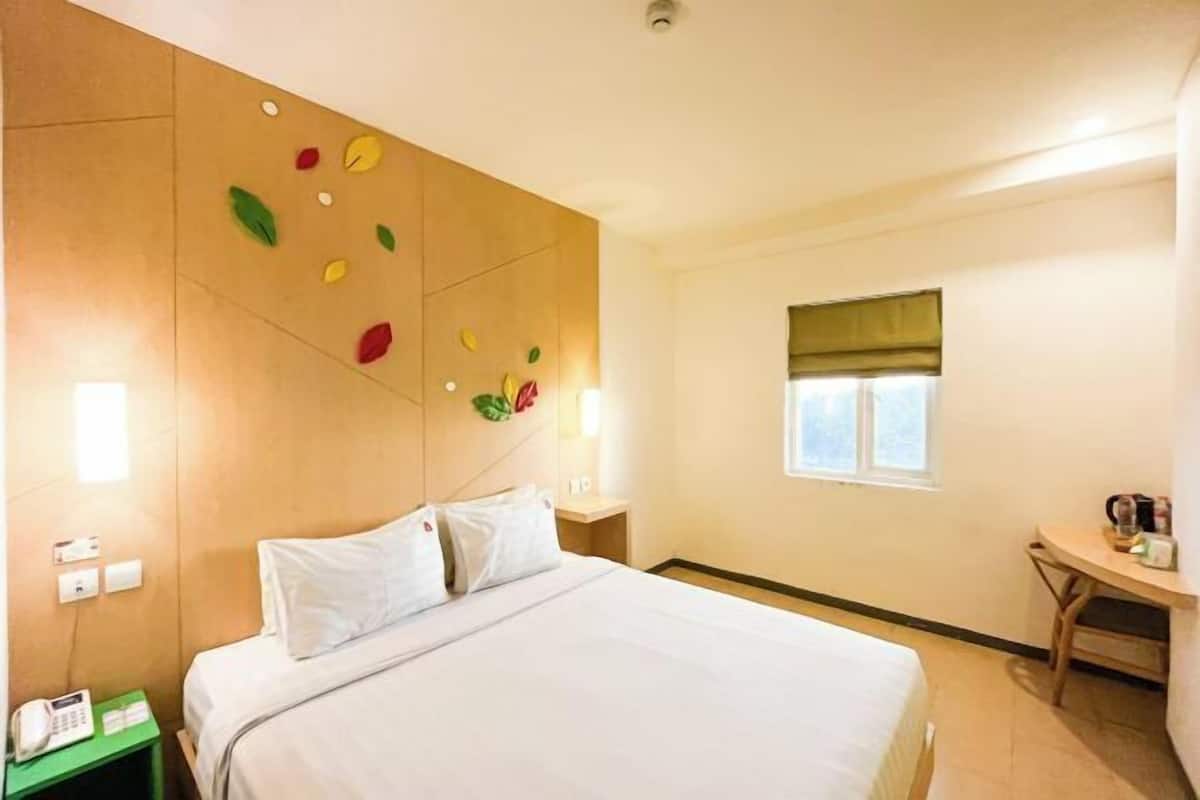 Caja de seguridad en la habitación y escritorio