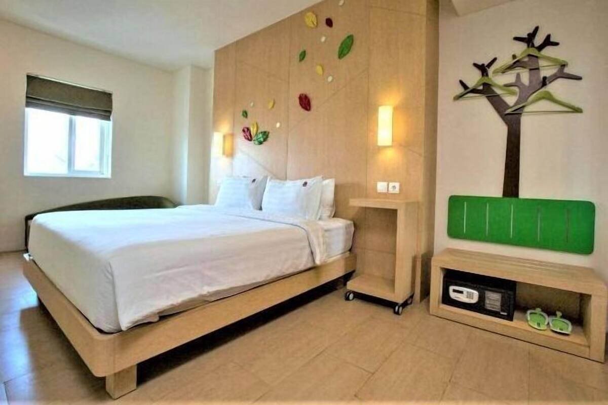 In-room safe, desk, soundproofing, WiFi (free)
