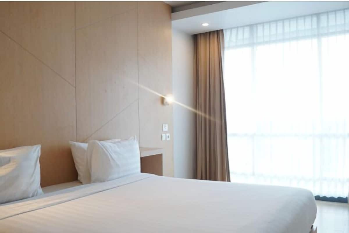 Caja de seguridad en la habitación y escritorio