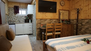 Deluxe Suite, 1 King Bed with Sofa bed, Smoking, With Garden | 2 kamar tidur, brankas, meja kerja, dan Wi-Fi gratis