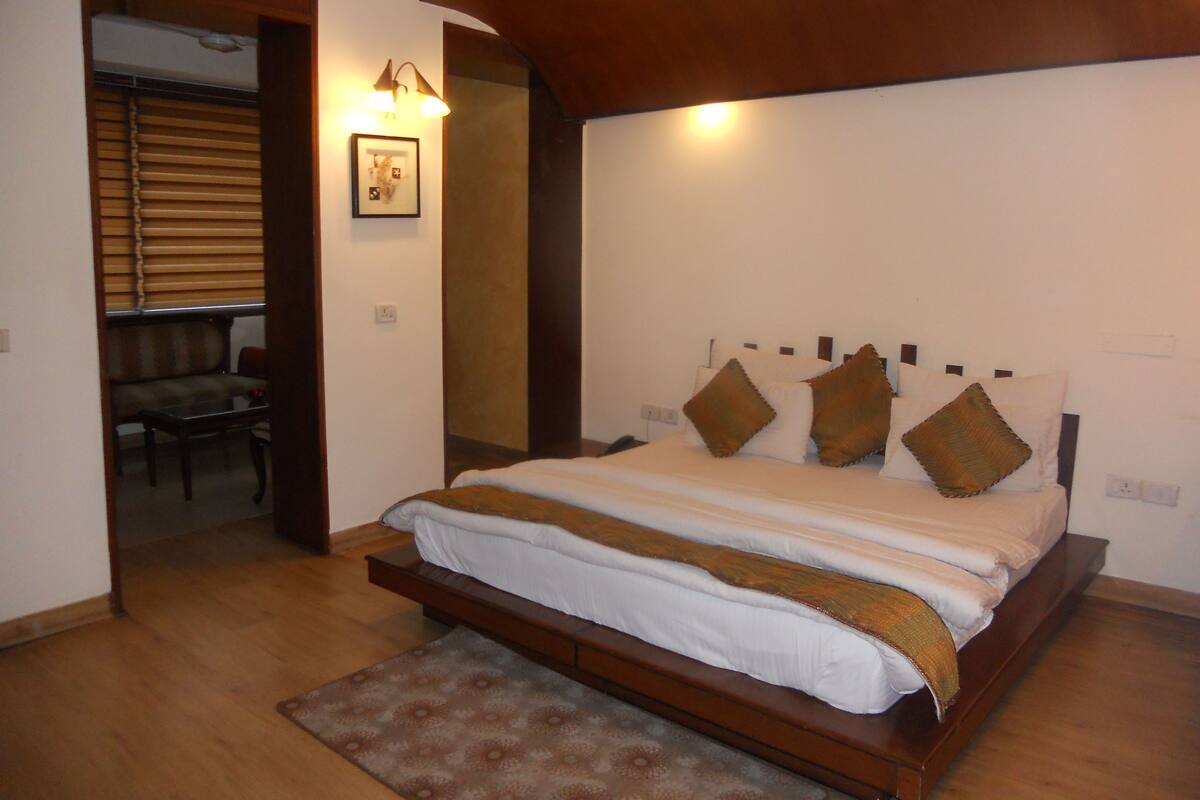 Royal Room | Minibar, desk, rollaway beds, free WiFi