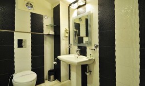 Royal Room | Bathroom | Shower, free toiletries, hair dryer, towels