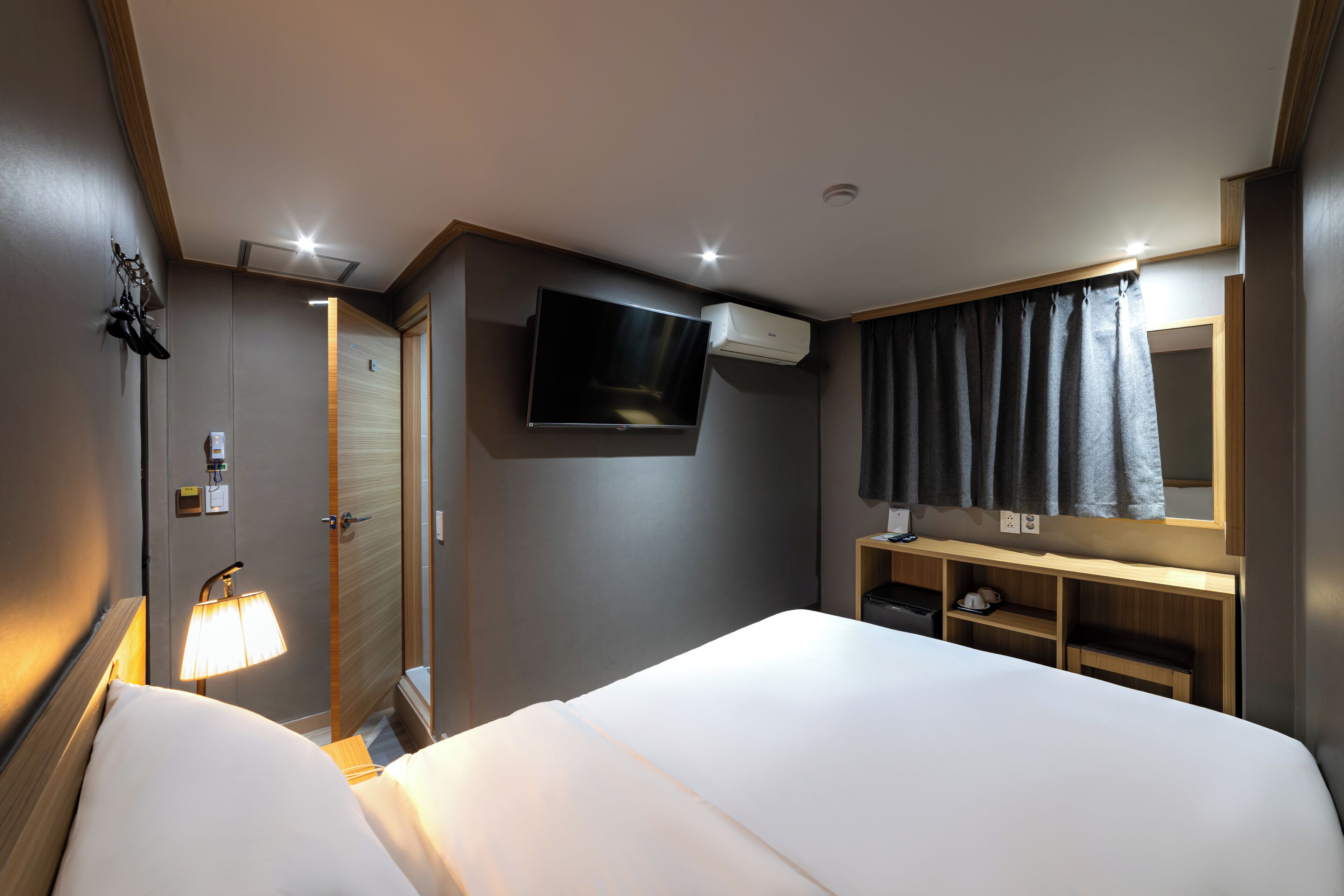 standard double room | in-room safe, desk, blackout curtains, iron/ironing board