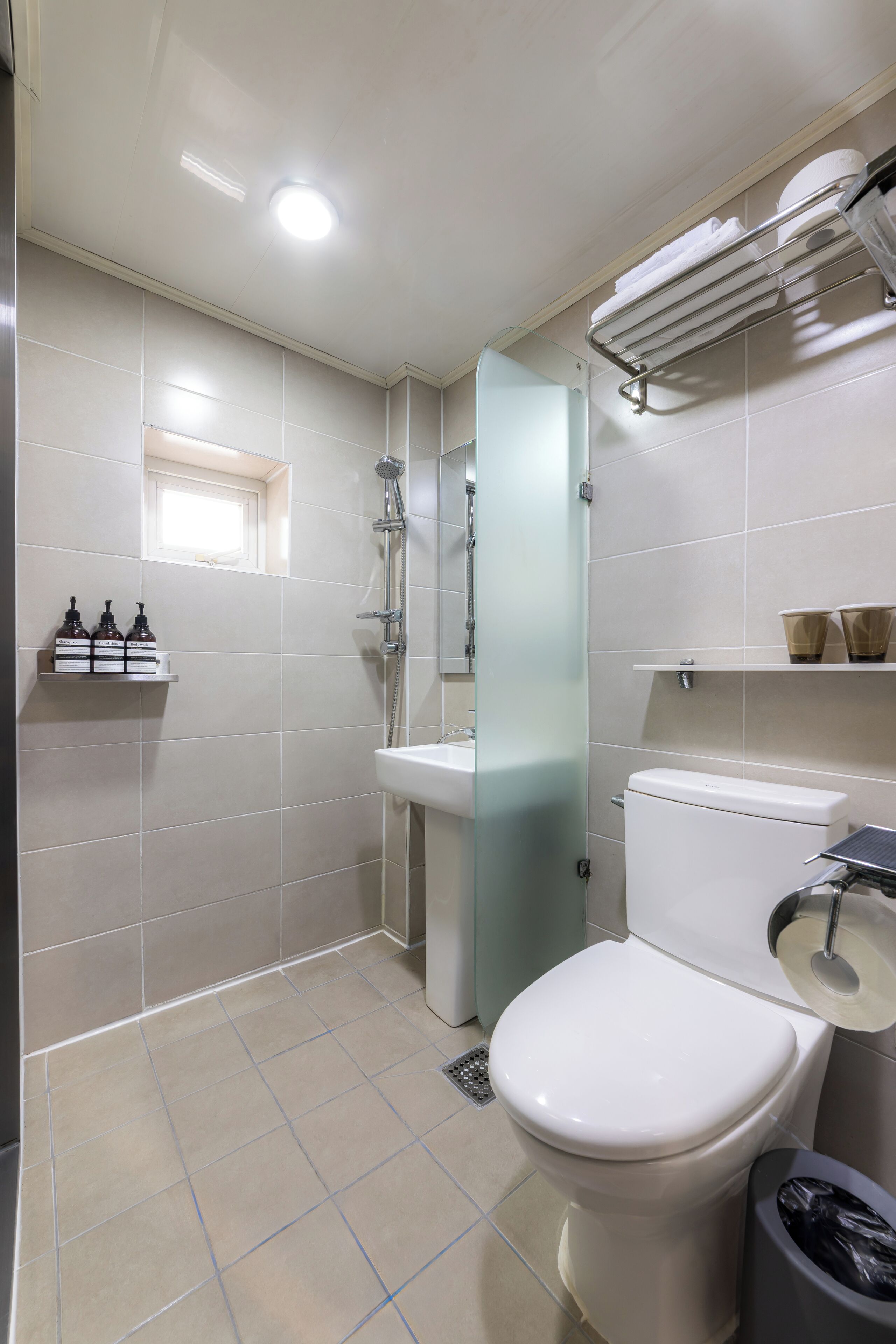 standard single room | bathroom | shower, free toiletries, hair dryer, slippers