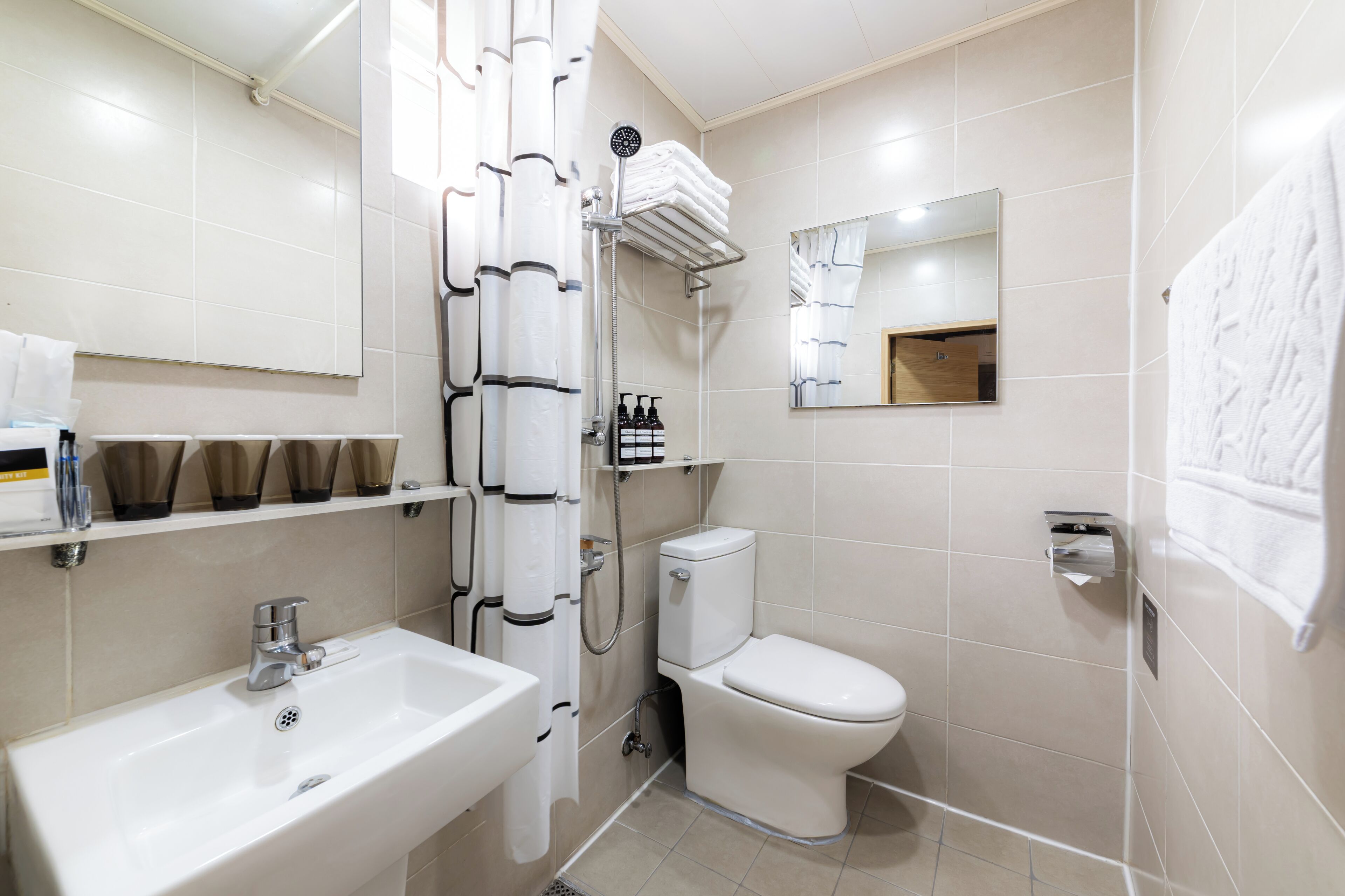 Family Twin Room | Bathroom | Shower, free toiletries, hair dryer, slippers