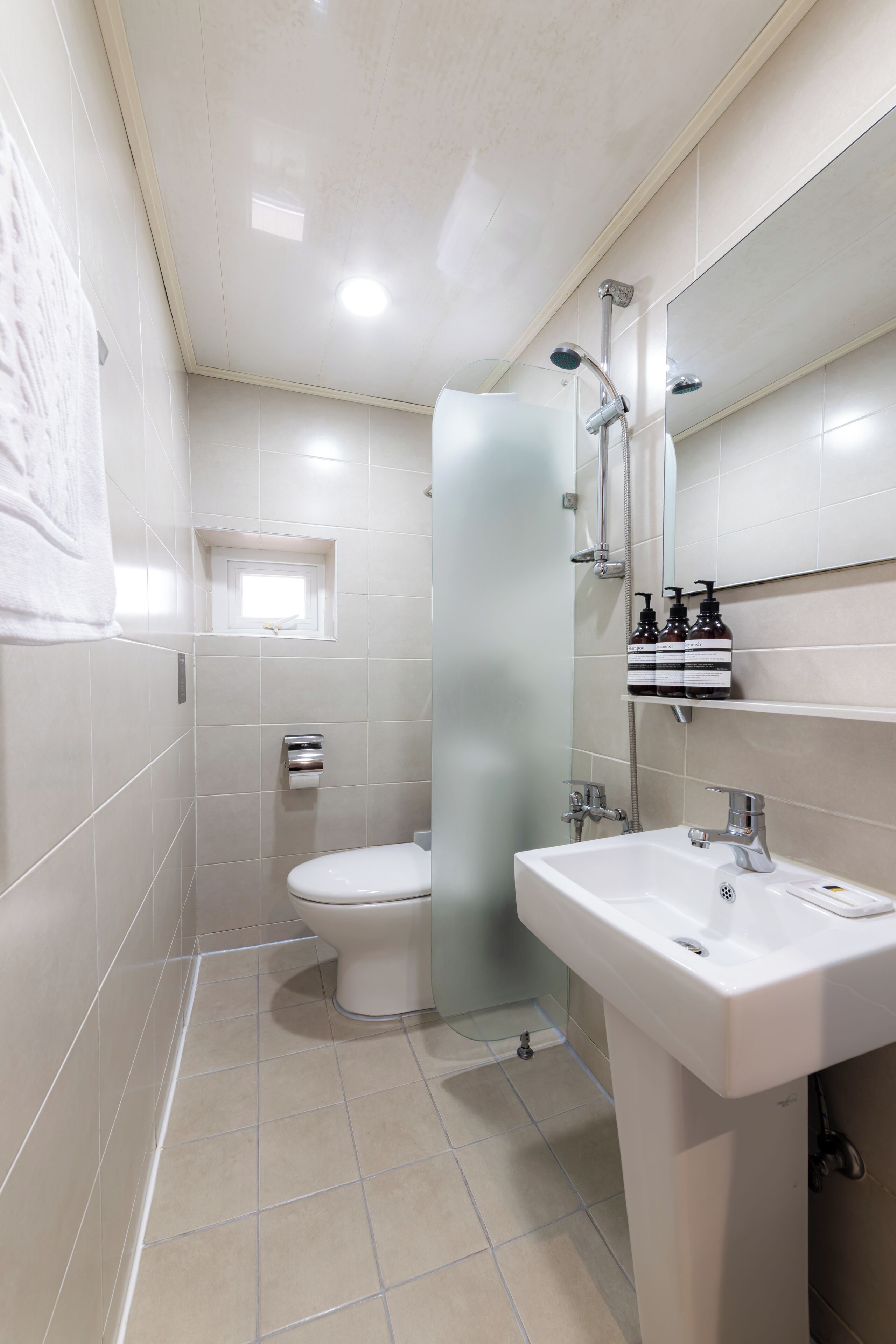 standard double room | bathroom | shower, free toiletries, hair dryer, slippers