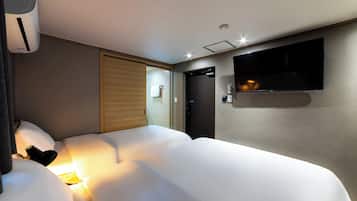 Deluxe Twin Room | In-room safe, desk, blackout drapes, iron/ironing board