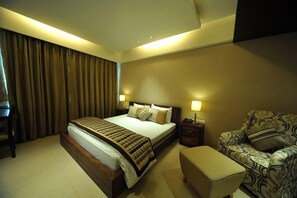 ห้องเอ็กเซกคิวทีฟ | เครื่องนอนระดับพรีเมียม, มินิบาร์, ตู้นิรภัยในห้องพัก, โต๊ะทำงาน