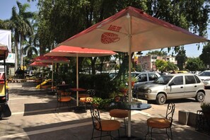 2 restaurants; breakfast, lunch, dinner, and brunch served