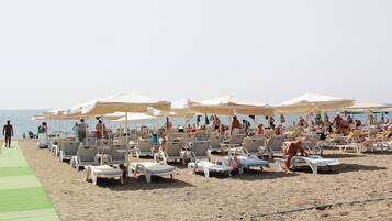 Playa en los alrededores, camastros, sombrillas y toallas de playa