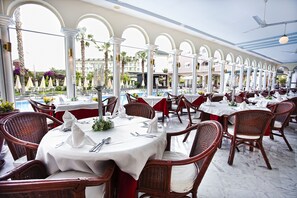 供应早餐、午餐和晚餐