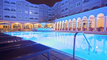 Piscine extérieure, parasols de plage, chaises longues