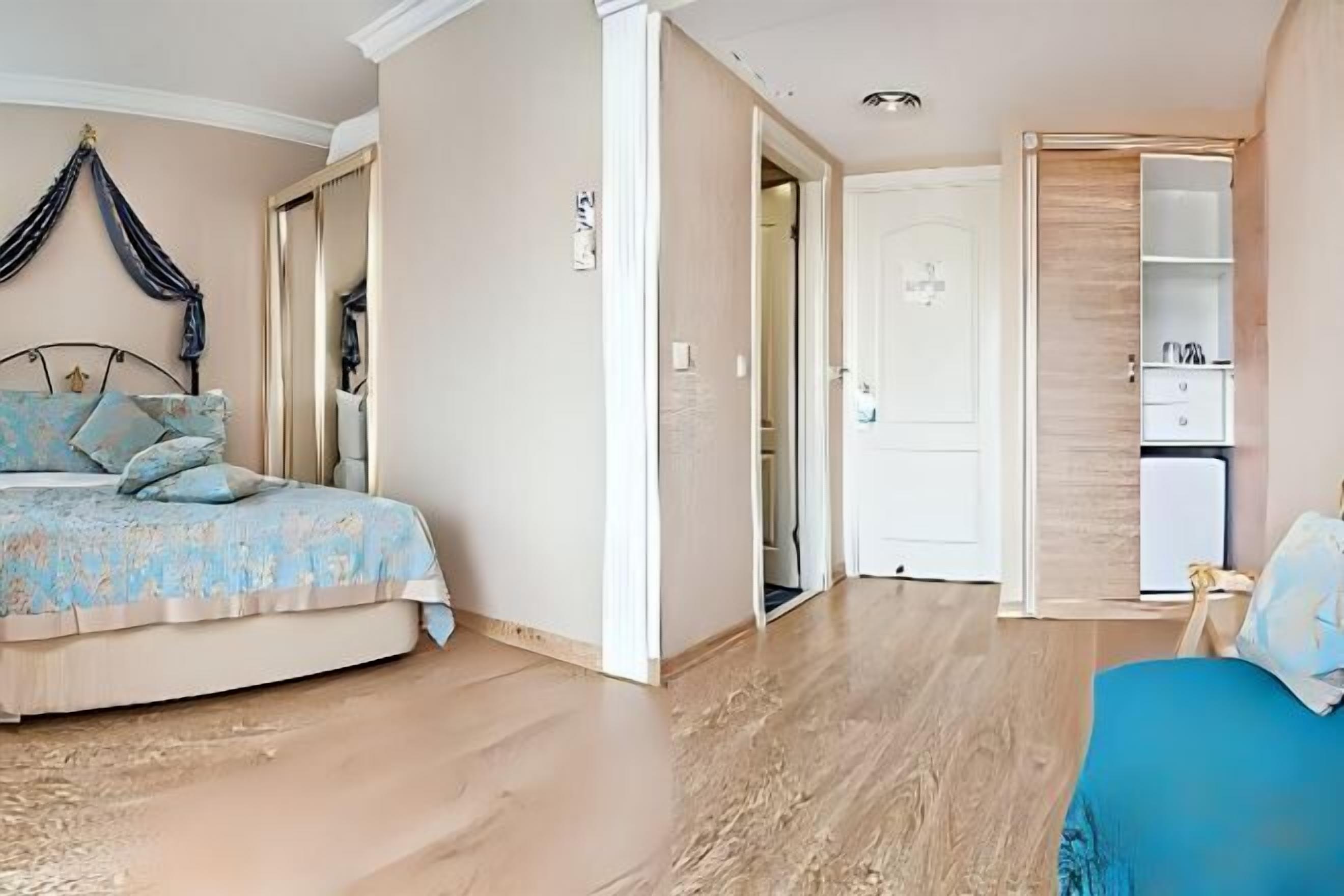 Free minibar, in-room safe, free WiFi