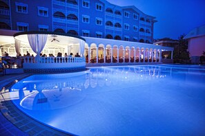 Outdoor pool, pool umbrellas, pool loungers - Pashas Princess by Werde Hotels Adult Only (+16) (Kemer)