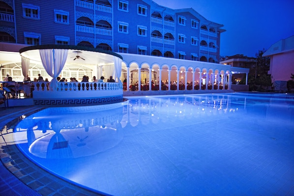 Außenpool, Sonnenschirme, Liegestühle