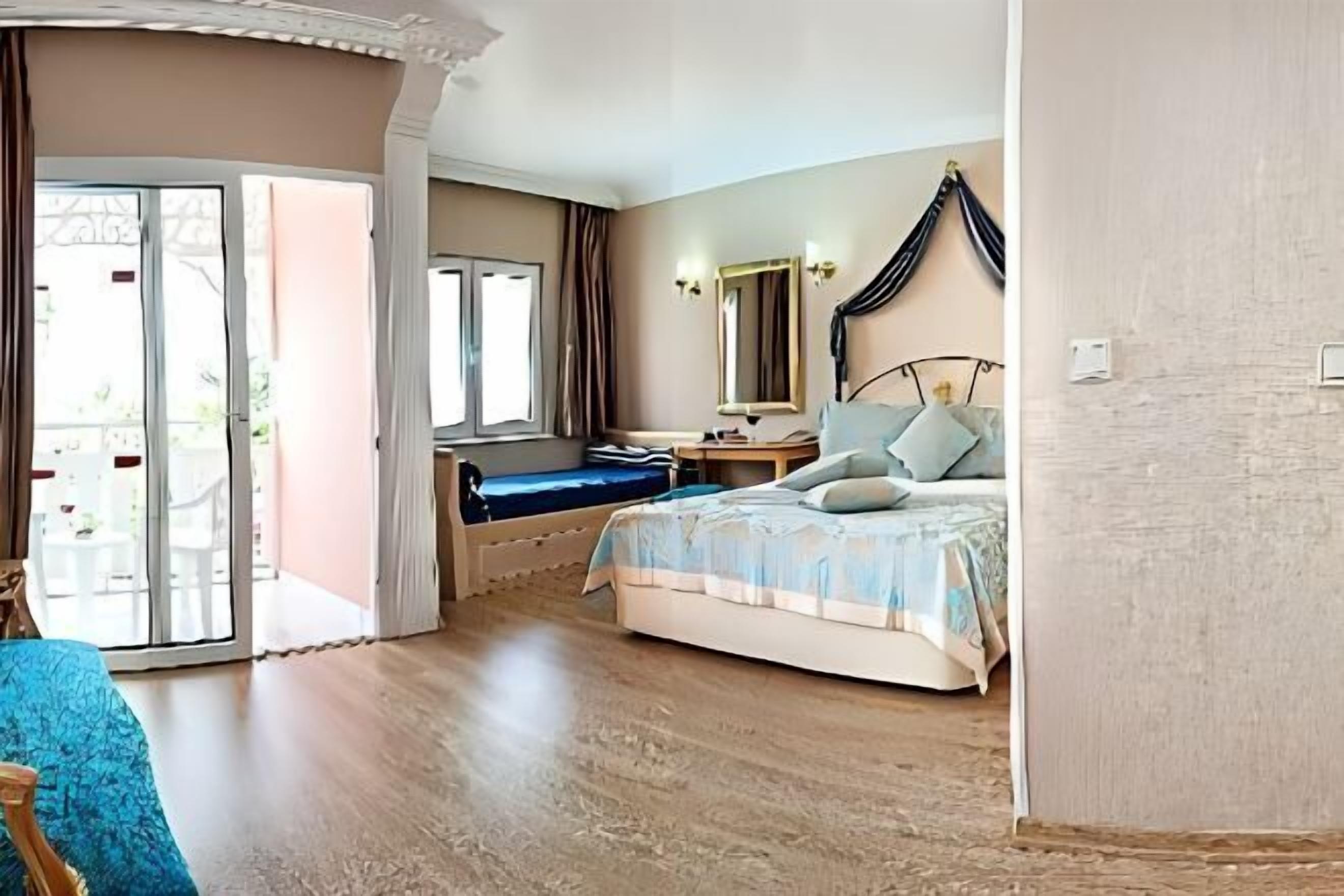 Free minibar, in-room safe, free WiFi