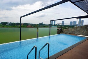 Una piscina al aire libre