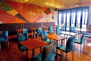 Se sirven desayunos, almuerzos y cenas; cocina internacional