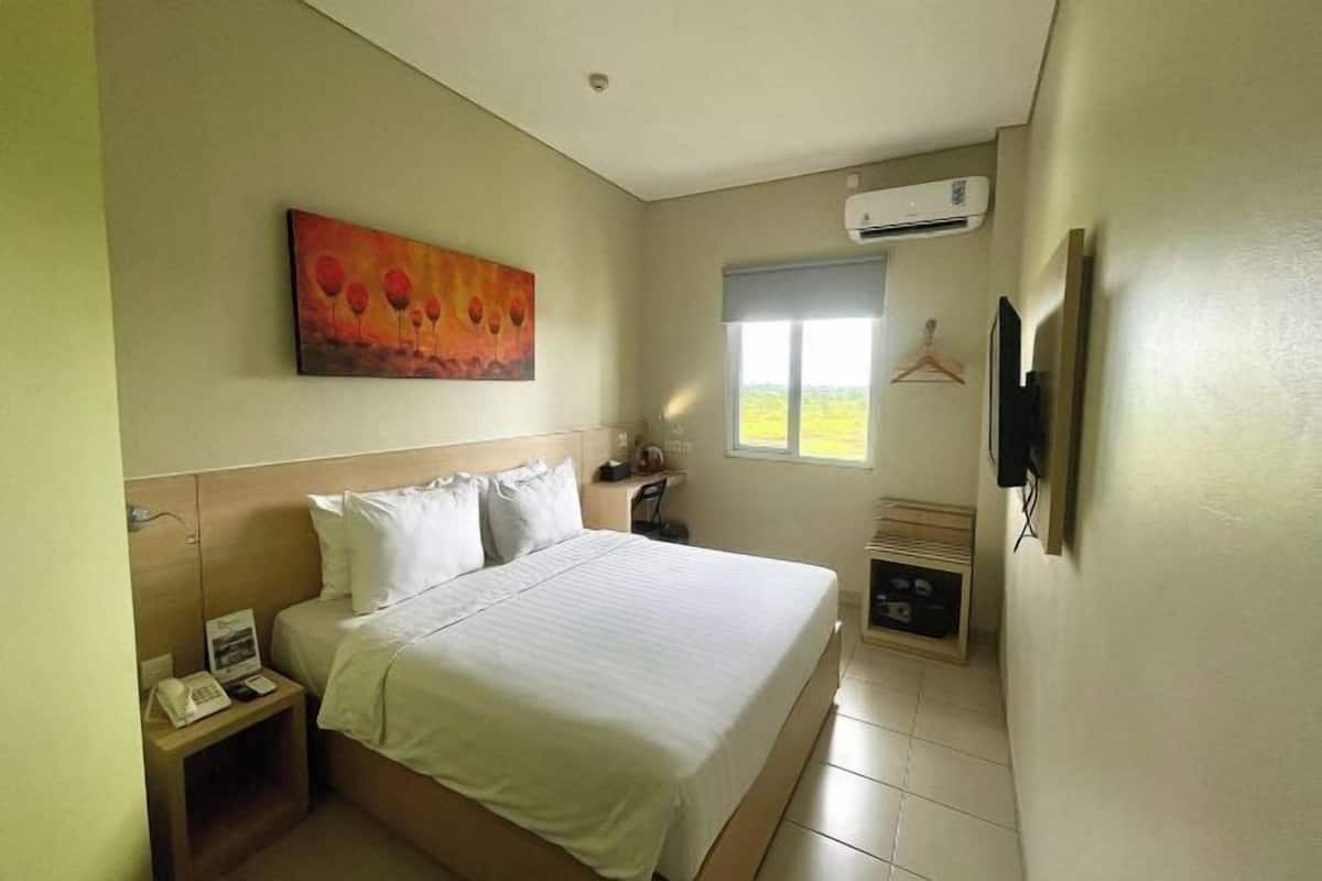 In-room safe, desk, iron/ironing board (on request), WiFi (free)