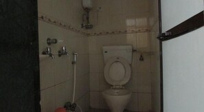 Chuveiro, secador de cabelo (mediante solicitação), toalhas de banho