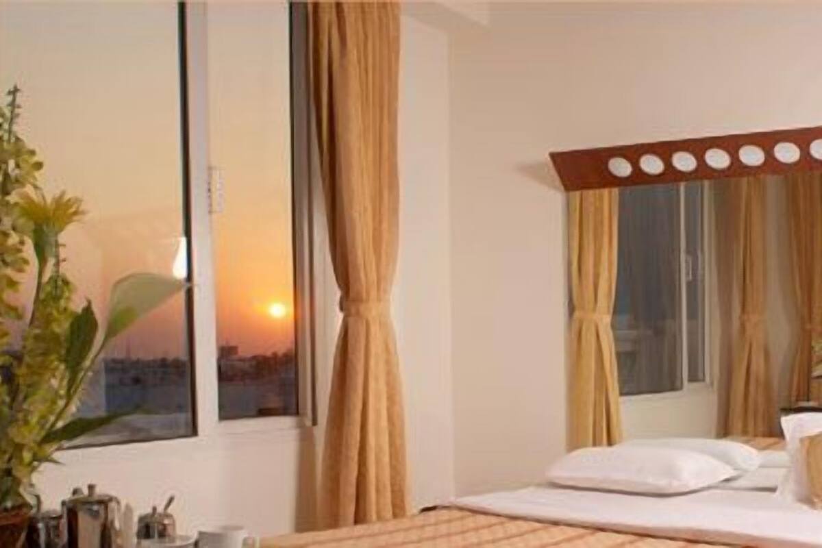 Executive Room, 1 Queen Bed, Non Smoking | 1 bedroom, premium bedding, desk, soundproofing