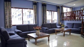 A living room with two sofas, a coffee table, and a decorative vase. - Florida Mar Hotel (Sanxenxo)