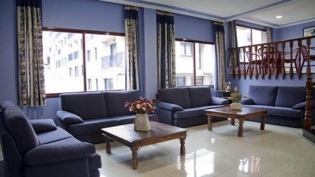 A living room with two sofas, a coffee table, and a decorative vase. - Florida Mar Hotel (Sanxenxo)
