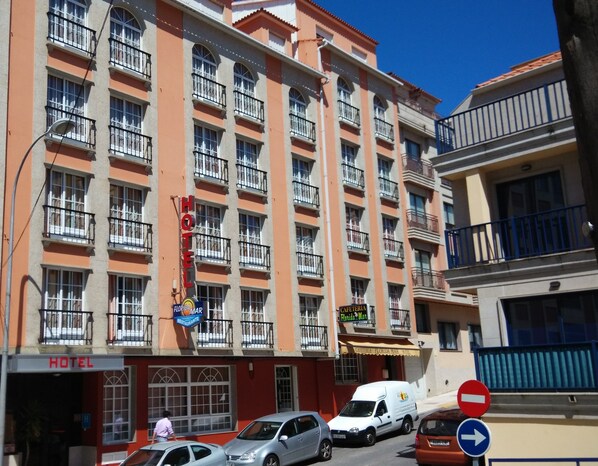 A multi-story hotel with balconies, a restaurant, and a visible sign for 'Hotel Florida Mar'. - Florida Mar Hotel (Sanxenxo)