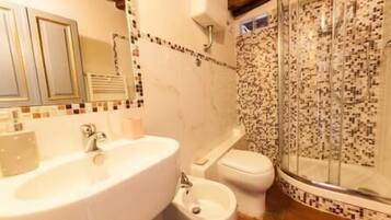 Suite, Kitchenette | Bathroom | Shower, hair dryer, towels