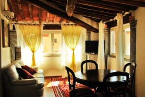 Suite, Kitchenette | Living area