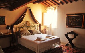 Suite, angolo cottura | 1 camera, biancheria da letto di alta qualità, una scrivania