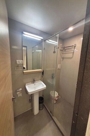 Shower, rainfall showerhead, free toiletries, towels - Hotel Concord Galaxy (Mumbai)